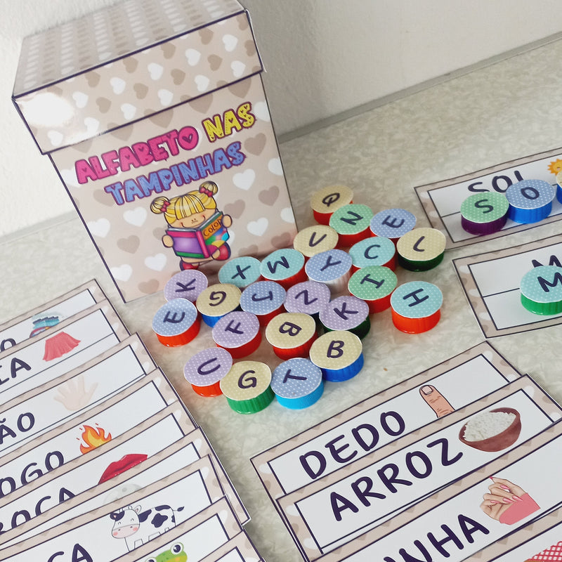 Alfabeto nas tampinhas! Atividade super divertida, dinâmica, interativa e sensorial! 26 letras e 21 cards